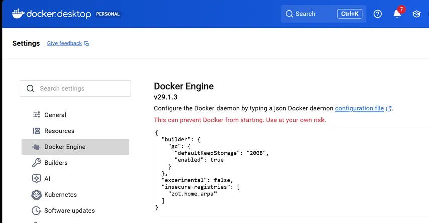L'écran des paramètres du moteur Docker dans Docker Desktop affichant le fichier de configuration JSON pour le démon Docker.
