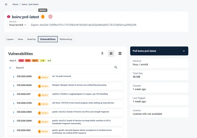 Un tableau de bord de sécurité affichant les résultats de l'analyse de vulnérabilités pour l'image de conteneur boinc:prd-latest, listant plusieurs CVE de gravité moyenne.